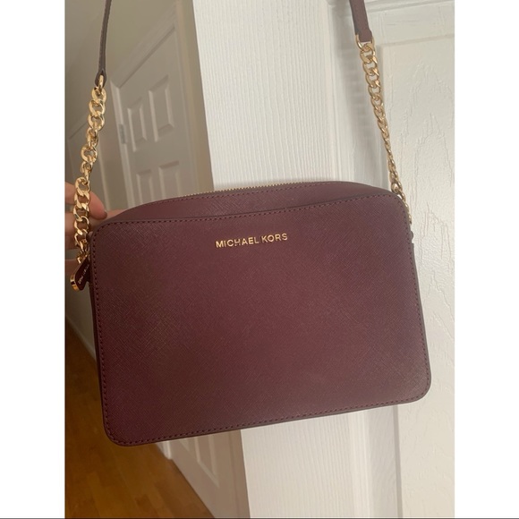 Michael Kors Jet Set Large East West Crossbody, Merlot with gold tones,like new✨ - Picture 9 of 12
